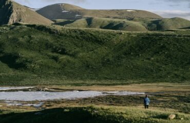 Persona en calma en paisaje natural, imagen destacada del artículo sobre estrés y ansiedad de Jose Manuel Aguilar.