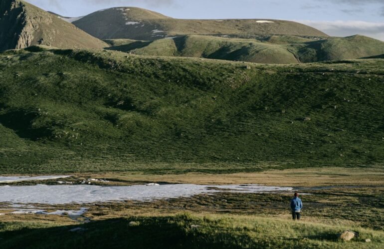 Persona en calma en paisaje natural, imagen destacada del artículo sobre estrés y ansiedad de Jose Manuel Aguilar.