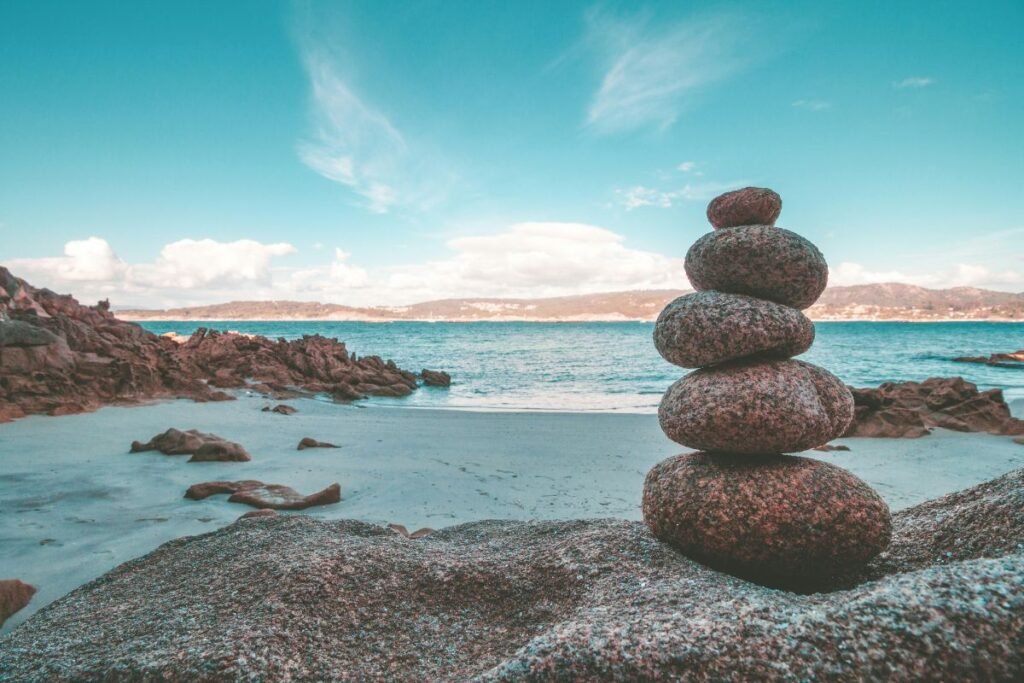 Piedras de río perfectamente apiladas en equilibrio, imagen de la sección de inteligencia emocional y asertividad.